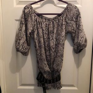 Size medium very cute.. comes with the studded belt